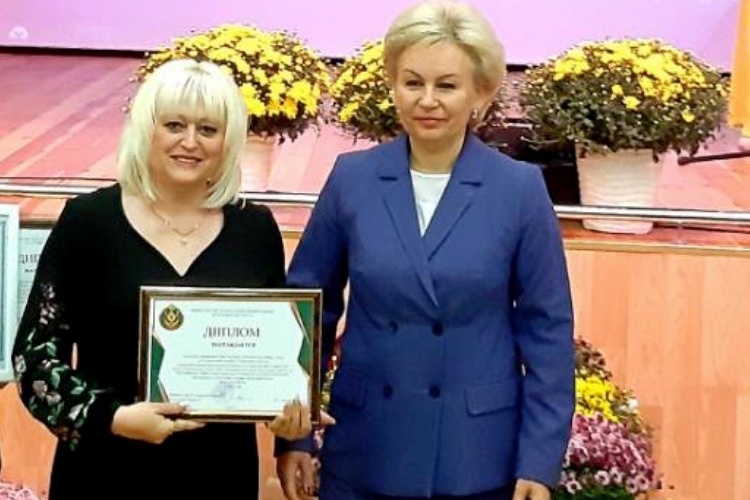 Министр труда и социальной защиты Республики Беларусь вручила коллективу дома-интерната для престарелых и инвалидов «Васильевка» диплом за победу в республиканском смотре-конкурсе