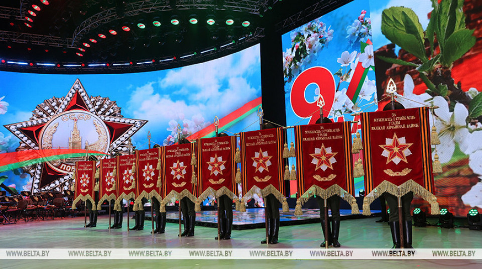 Лукашенко наградил девять населенных пунктов Беларуси вымпелом за мужество и стойкость в годы войны. В их числе Калинковичи