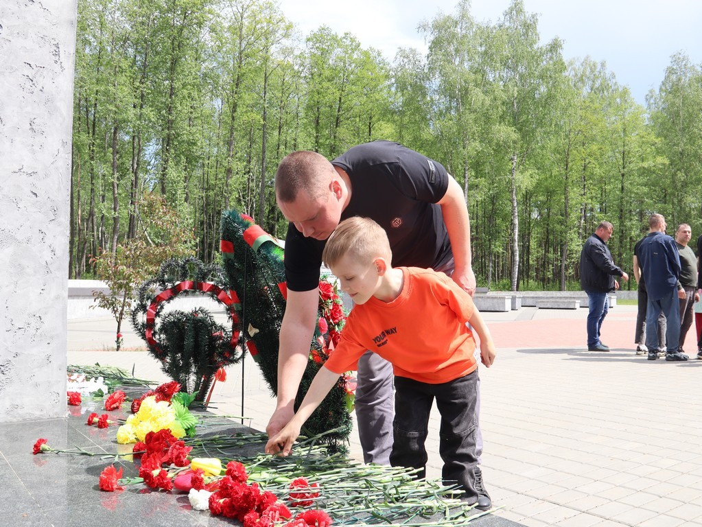 Cпасатели Гомельского района вместе с семьями посетили мемориальный комплекс «Ола»