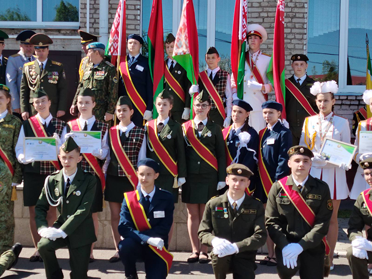 Знаменная группа Красненской средней школы стала победителем в номинации «Лучший вынос Государственного флага Республики Беларусь»