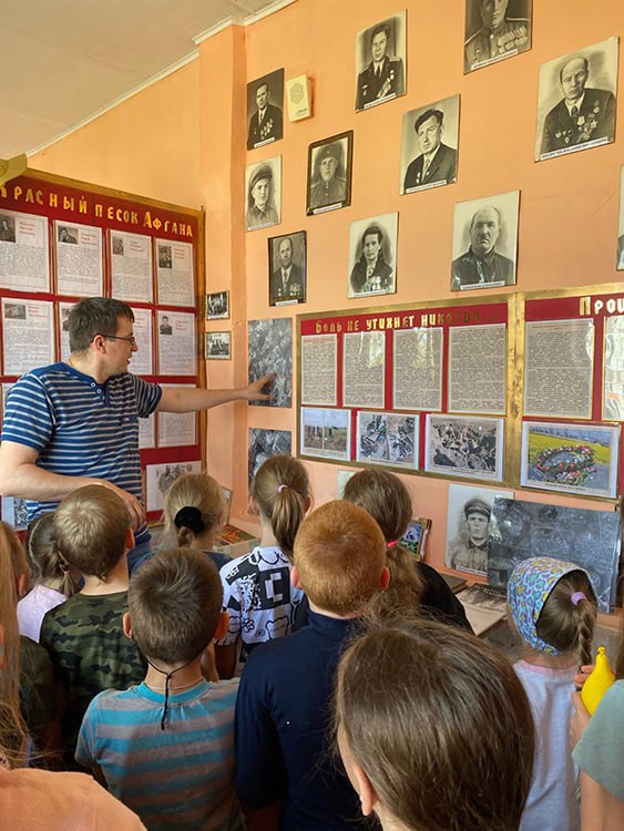 Учитель Александр Меркуль рассказал о экспонатах музея Красненской школы