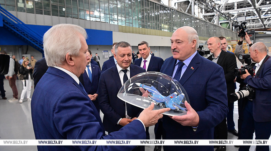 Лукашенко посетил Иркутский авиационный завод. Предприятие нацелено на расширение кооперации с Беларусью