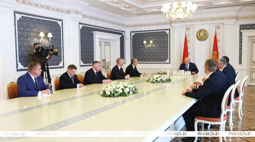 Работа с людьми, уборочная и выборы. Лукашенко обозначил ключевые задачи для местной вертикали