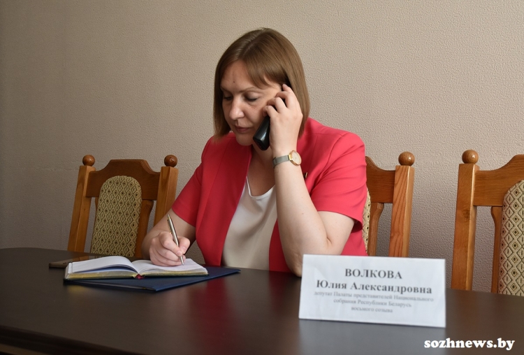 Качество дорог, корректировка законодательства: депутат Палаты представителей Юлия Волкова провела прием граждан