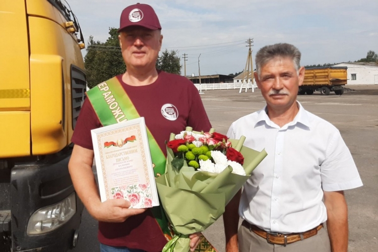 Дистанция большого хлеба: водитель из Гомельской птицефабрики Валерий Дробышевский перевез более одной тысячи тонн зерна