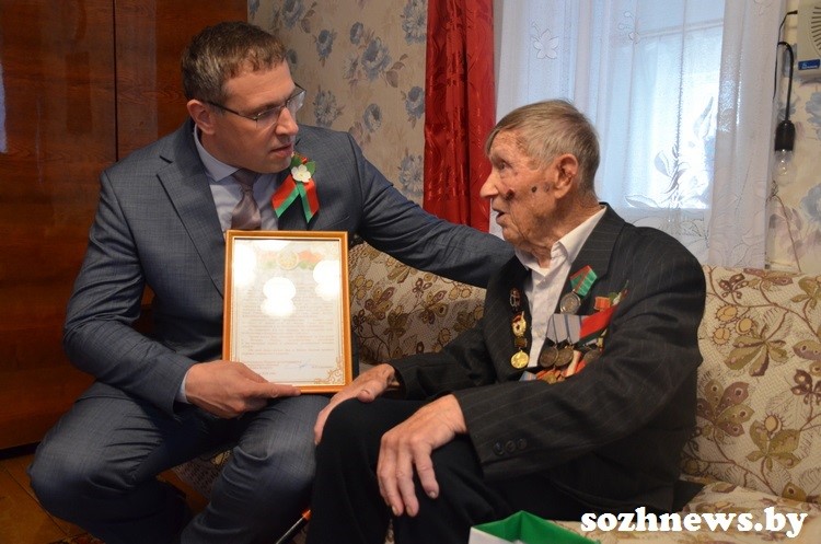 В память о великих подвигах и людях: депутаты поздравили ветерана Александра Подлипского с наступающим Днём Независимости