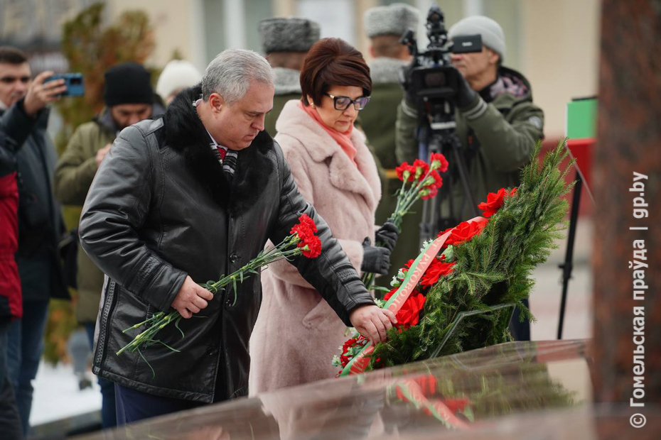 В сердцах своих мы память сохраним. В Гомеле на площади Труда прошли торжественный митинг и парад техники