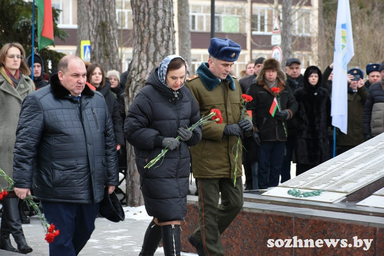 Праздник преданности Отчизне: в поселке Чёнки состоялся митинг с участием руководства Гомельского района