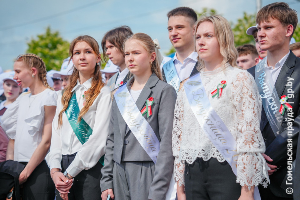 Участники республиканского праздника «Последний звонок» возложили цветы на Аллее Героев