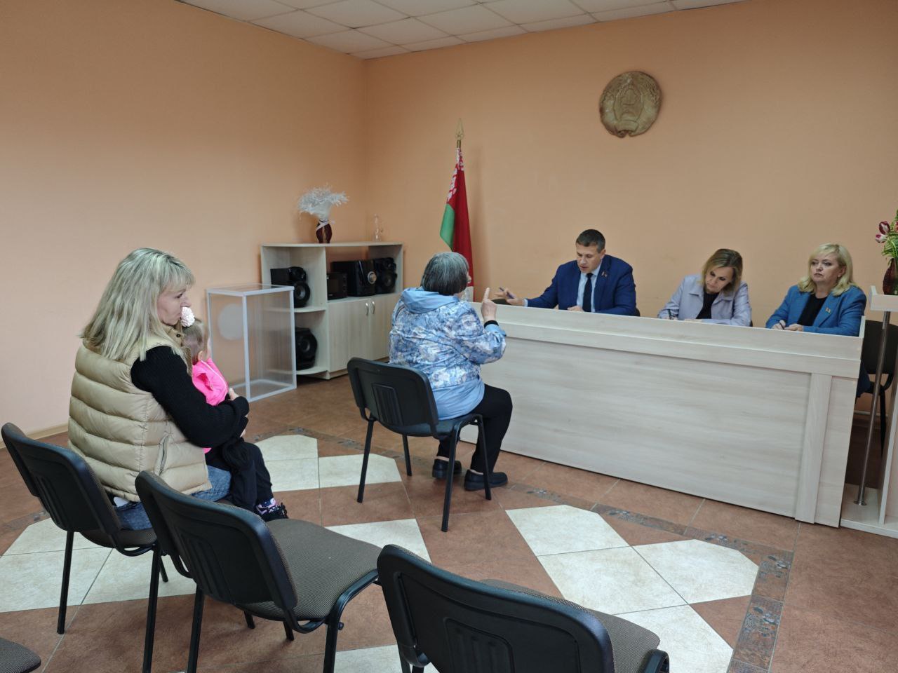 Депутат Палаты представителей Национального собрания Республики Беларусь Руслан Вегера провел прием граждан в Улуковском сельисполкоме.