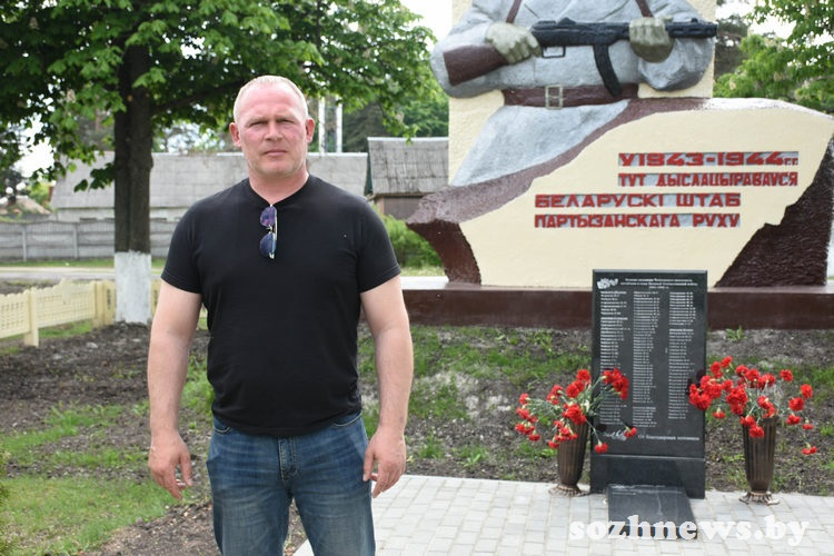 Депутат Павел Карпенко внес личный вклад в благоустройство памятника партизанскому движению в Чёнках