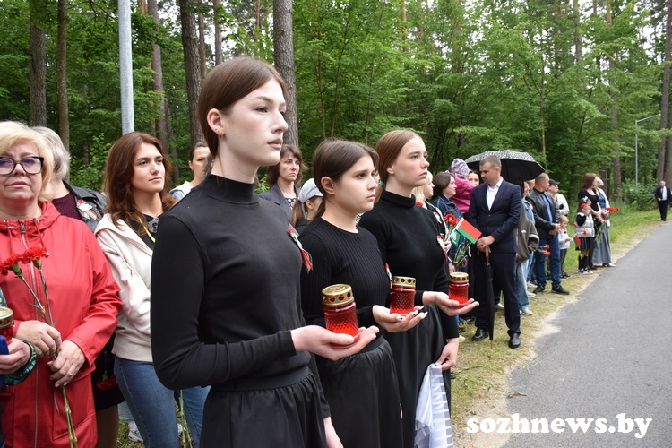 И небо плачет вместе с вами. Митинг, посвященный 22 июня, прошел в Чёнках