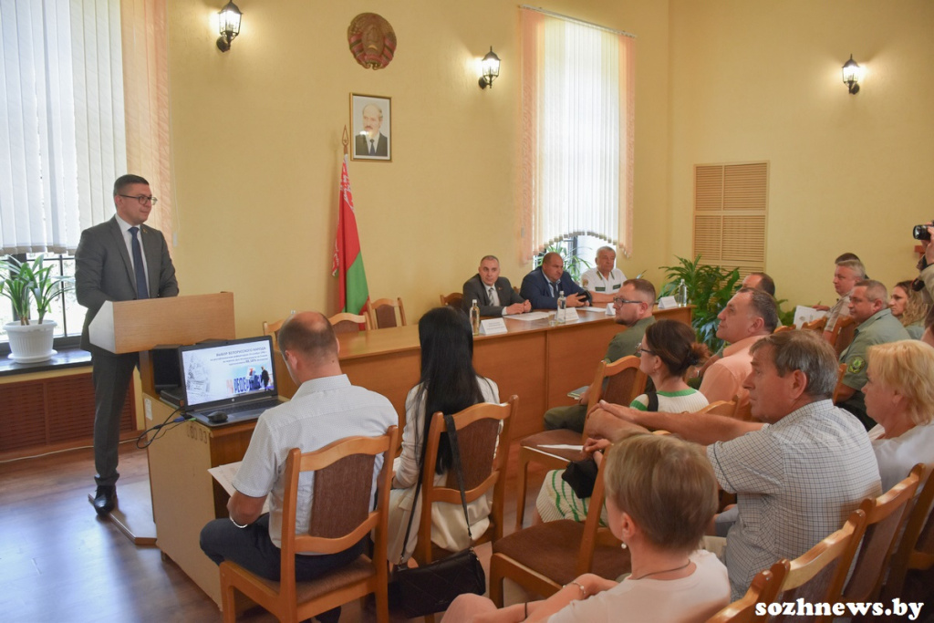 С коллективом Кореневской экспериментальной лесной базы ИЛ НАН Беларуси встретился министр юстиции Евгений Коваленко