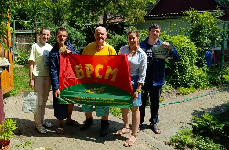 Волонтёры БРСМ из Приборского колледжа помогли пожилому ветерану в подготовке к зиме