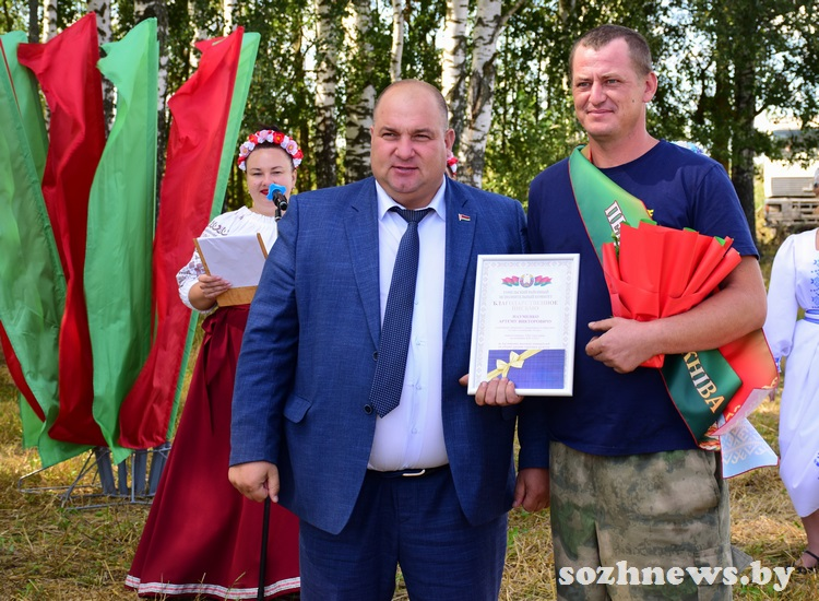 В ОАО «Совхоз-комбинат «Сож» чествовали экипаж зерноуборочного комбайна, достигший тысячного намолота
