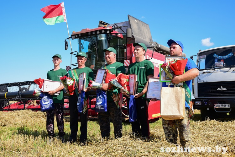 Первый в Гомельском районе молодой водитель, перевезший более тысячи тонн зерна, — Сергей Михайловский