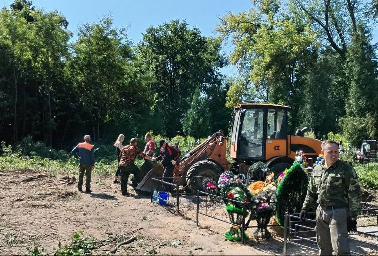 Вместе сможем больше: жители Ерёмино и представители власти провели субботник на местном кладбище