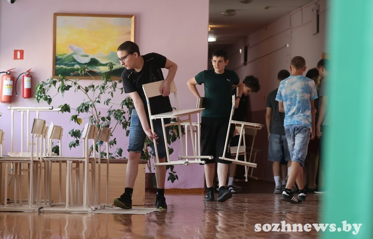 Школьники Красненской школы осваивают трудовые навыки в оздоровительном лагере