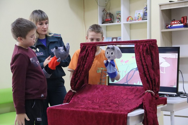 Спасатели Гомельского района провели обучающее занятие для родителей и детей в больнице