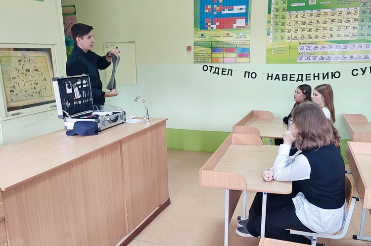 Уникальный опыт: школьники Лопатинской школы познакомились с криминалистикой