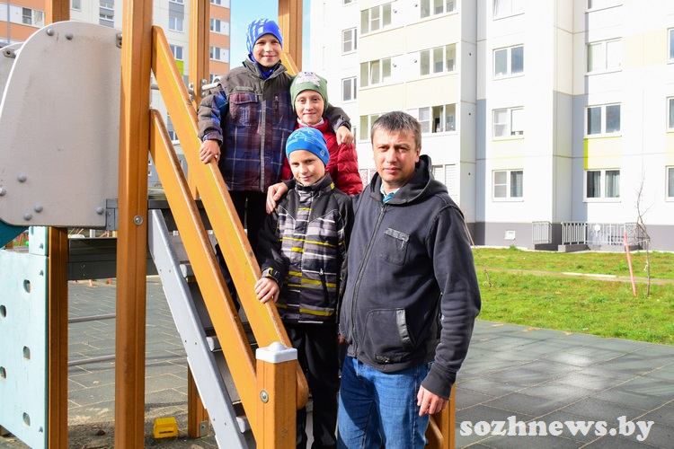 И за маму, и за папу: история многодетного отца из Гомельского района