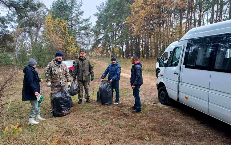 Водители маршрутных такси в Узе начали убирать мусор после жалоб жителей