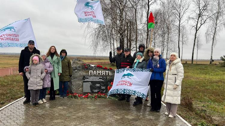QR-код на памятнике в Бобовичах: узнавайте историю героических земляков онлайн