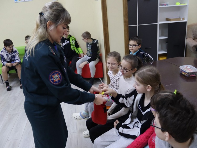 В Гомельском районе стартовала акция «Безопасный Новый год»: спасатели обучают детей