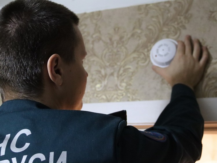 В рамках информационной кампании спасатели помогают установить пожарные извещатели жителям Гомельского района