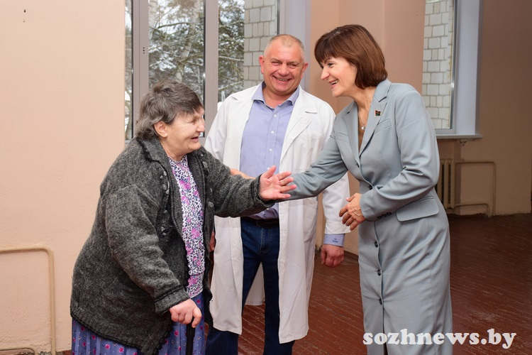 Поделиться частицей души: депутат Ирина Довгало посетила Стародятловскую больницу сестринского ухода