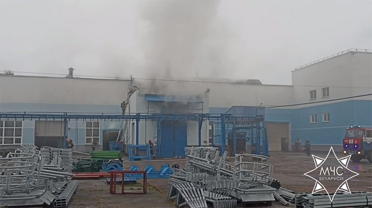 Спасатели потушили пожар на предприятии в Гомельском районе