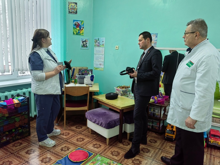 Обновлённый учебный класс и иппотренажёр — важные подарки в рамках акции «Наши дети»