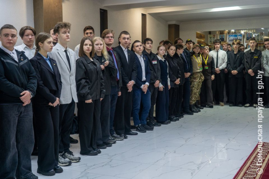 Старшыня аблвыканкама Іван Крупко акцэнтаваў увагу на добраўпарадкаванні аграгарадка Даманавічы ў Калінкавіцкім раёне.  У ходзе нарады падрабязна разгледзелі планы па абнаўленні аграгарадка Даманавічы. Сёлета ў населеным пункце вырашана правесці маштабнае добраўпарадкаванне. Яно закране не толькі цэнтральныя вуліцы, напрыклад, вуліцы Міру, але і перыферыі, уключаючы дваровыя тэрыторыі.  На шырокіх участках правядуць ямачны рамонт, зоймуцца ўладкаваннем агароджаў, поручных і бар’ерных элементаў. Бягучы рамонт правядуць у шэрагу жылых дамоў, адміністрацыйных будынкаў, сацыяльных устаноў, у тым ліку школу, дзіцячы сад, сельскую бібліятэку, ФАП. Адрамантуюць гандлёвыя аб’екты. Зменяць таксама мясцовыя могілкі, а ПМС правядзе вялікую працу па расчыстцы і абкосу меліярацыйных каналаў, выдаленні драўняна-хмызняковай расліннасці.  Пасільную дапамогу ў добраўпарадкаванні малой радзімы акажа ўсё мясцовае насельніцтва – у рамках суботнікаў.  Акрамя таго, будуць знесены старыя і пустуючыя будынкі. Шэраг невыкарыстоўваемых зямельных участкаў (каля 11 гектараў) уцягнуць у севазварот.  Іван Крупко звярнуў увагу на неабходнасць аптымізацыі вулічнага асвятлення ў Даманавічах. Зараз праводзіцца рэвізія святлакропак у аграгарадку, усю сістэму чакае абнаўленне.  На Гомельшчыне праводзіцца кругласутачны маніторынг ўтрымання ў належных умовах вуліц і дарог, ачысткі іх ад снегу і наледзі, забеспячэння бяспекі дарожнага руху. Асаблівую ўвагу надаюць тратуарам, пешаходным дарожкам, прыпыначным пунктам. Нездавальняючы стан гэтых элементаў цягне афармленне прадпісанняў і прыцягненне да адказнасці службовых асоб.  Нярэдка снежнымі масамі, як было заўважана, пасля ўборкі блакіруюццацца пеша-ходныя зоны, паркоўкі, праезды ў дварах. Гэта адбываецца і ў райцэнтрах, і ў Гомелі, што кажа аб няўзгодненасці працы камунальных і дарожных службаў, арганізацый, замацаваных за той ці іншай тэрыторыяй.  Расчыстку праездаў у жылых зонах ад снегу і лёду неабходна праводзіць двойчы ў дзень – гэта правіла для ўсіх, падкрэслілі на нарадзе.  Старшыня аблвыканкама паставіў задачу паскорыць работу па ўборцы найбольш праблемных участкаў вулічна-дарожнай сеткі, у тыднёвы тэрмін знізіць крытычнасць гэтай праблемы ў рэгіёне.   Правда Гомель