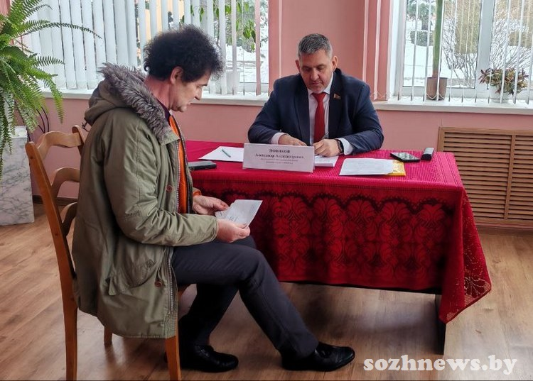 Приём граждан в Азделинском сельисполкоме провёл председатель райисполкома Александр Новиков