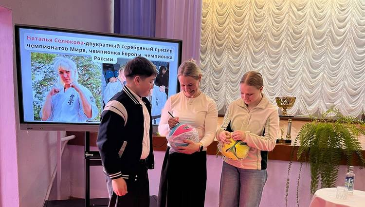 Ток-шоу «100 вопросов взрослому»: в Долголесской школе прошла встреча с чемпионкой Натальей Селюковой