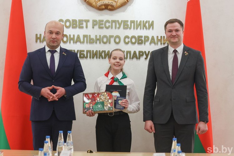 Учащейся из Гомельского района вручили паспорт в Совете Республики