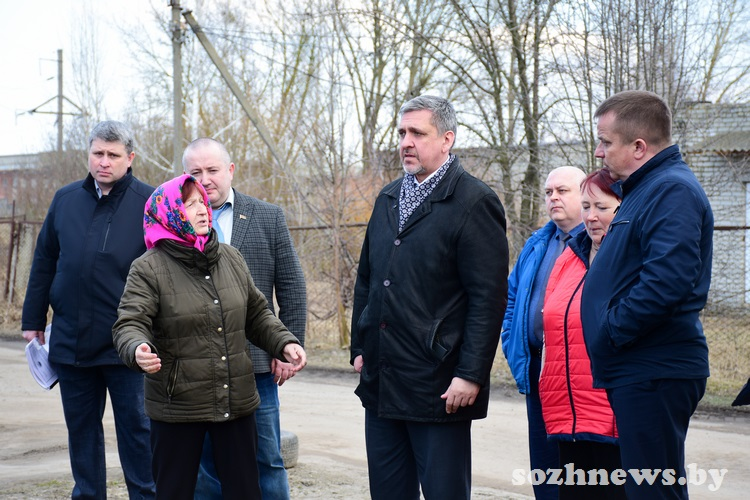 Председатель райисполкома Александр Новиков решает проблемы на местах в Красненском сельсовете