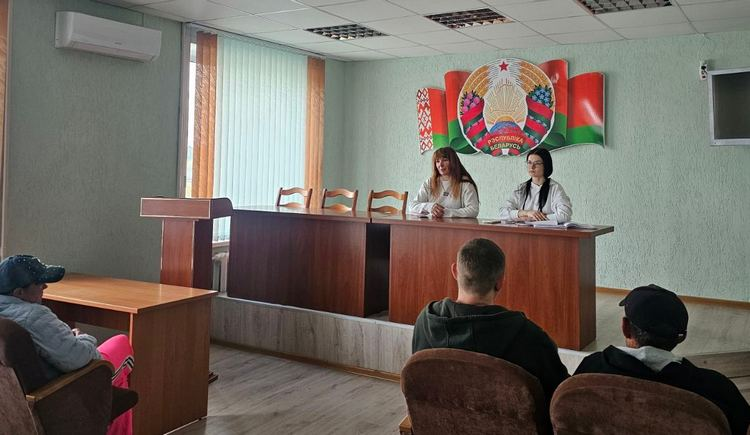 Расчистка придорожных зон: профилактика через труд в Гомельском районе