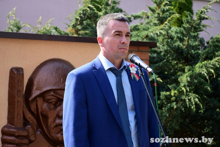Открытие обновленного памятного знака героям Великой Отечественной войны в Азделино