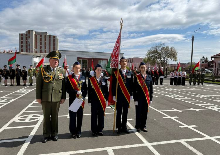 Знамённая группа Красненской школы — в числе победителей областного смотра «Равнение на Флаг!»