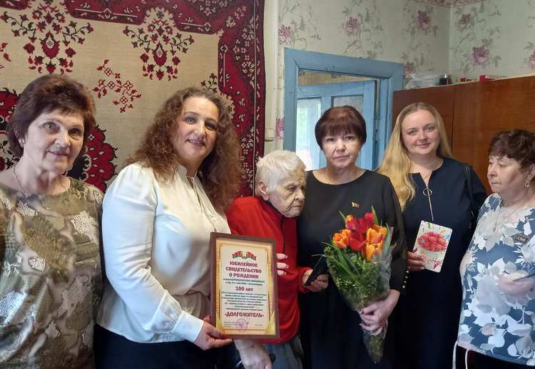 Жительница Гомельского района Нина Абрамцева отметила 100-летний юбилей