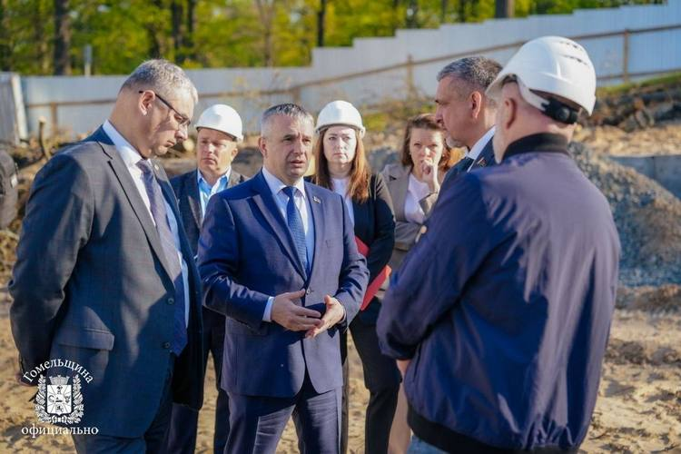 На контроле губернатора. Председатель облисполкома Иван Крупко проинспектировал ход строительства школы в Ченках