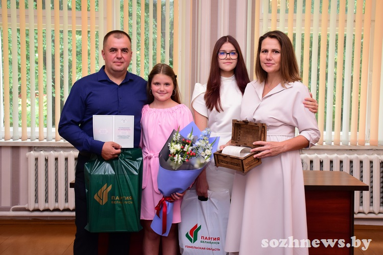 Семью из Гомельского района поздравили с рождением третьего ребенка и вручили «Бацькаву кашулю»